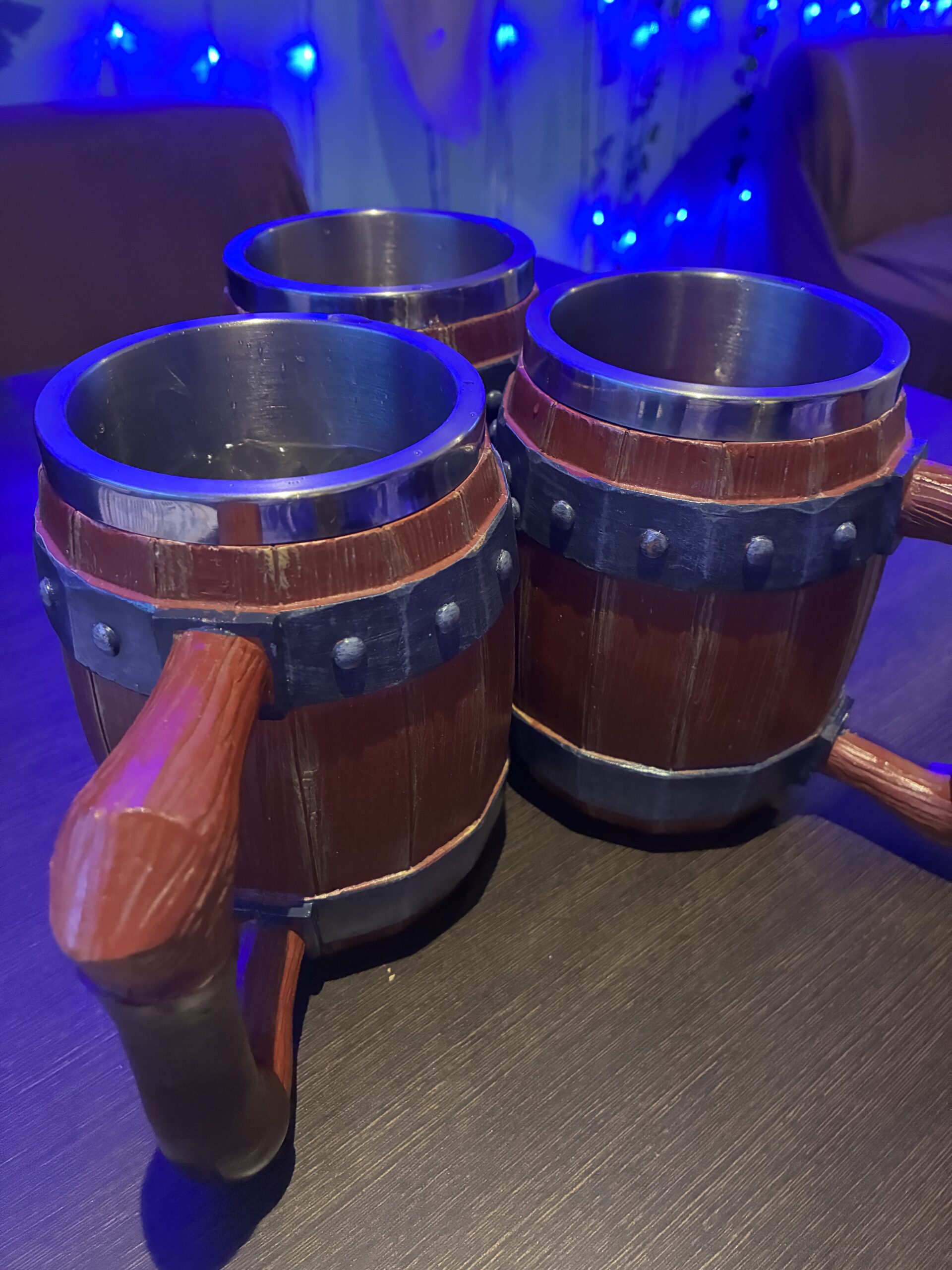 TOYBOXの青いライトに照らされた樽の見た目のおしゃれなジョッキ